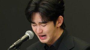 Kim-Soo-Hyun-menangis-saat-melakukan-konferensi-pers-darurat-soal-sk.jpg