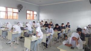 Kunci-Jawaban-Bahasa-Inggris-Kelas-11-Halaman-128-Bob-And-Dini-Does-Not-Like-To-Eat-Fried-Chicken.jpg