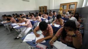 Kunci-Jawaban-Bahasa-Inggris-Kelas-12-Halaman-96-What-Are-The-Pros-And-Cons-Of-Using-E-money.jpg