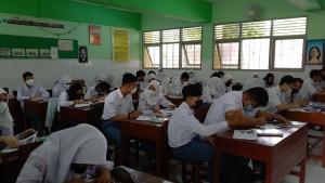 Kunci-Jawaban-Bahasa-Inggris-Kelas-9-Halaman-114-Read-The-Itinerary-Below-And-Complete-The-Text.jpg