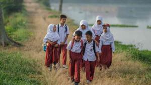 Kunci-Jawaban-PAI-Kelas-5-Halaman-102-Pemberian-Seseorang-Dalam-Bentuk-Bahan-Makanan-Pokok-Dengan.jpg
