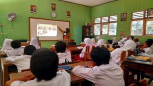 Kunci-Jawaban-Soal-Fikih-Kelas-2-MI-Semester-2-Shalat-Yang-Dilakukan-Oleh-Dua-Orang-Atau-Lebih.jpg