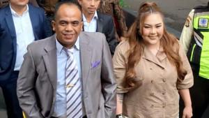 Lisa-Mariana-mendatangi-Gedung-KPK.jpg