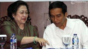 MEGAWATI-DAN-JOKOWI-Megawati-berbincang-dengan-Jokowi-di-JIExpo-Kemayoran-Jumat-782015.jpg