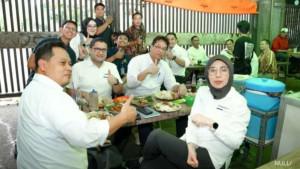 Menkeu-Purbaya-menyantap-makan-siang-di-sebuah-warung-kaki-lima.jpg