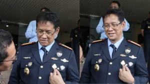 Menteri-Keuangan-Purbaya-menunjuk-satu-per-satu-simbol-yang-menempel-di-seragamnya.jpg
