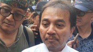 POLEMIK-IJAZAH-JOKOWI-Roy-Suryo-saat-menemui-di-Fakuktas-Kehutanan-UGM-Selasa-1542025.jpg