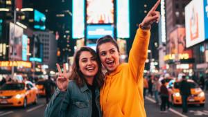 PROMPT-FOTO-AI-Prompt-foto-AI-jalan-jalan-di-Times-Square-New-York.jpg