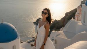 PROMPT-FOTO-AI-Prompt-foto-AI-liburan-di-Santorini-Yunani.jpg