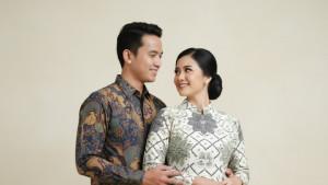 PROMPT-FOTO-AI-Prompt-foto-AIpasangan-di-studio-memakai-batik.jpg