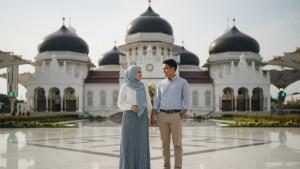 PROMPT-FOTO-AI-Prompt-foto-AIprewedding-di-halaman-Masjid-Raya-Baiturrahman-Aceh.jpg