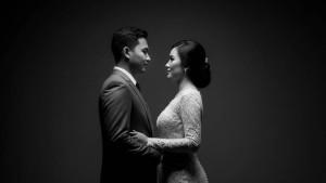 PROMPT-FOTO-AI-Prompt-foto-AIprewedding-hitam-putih-di-studio.jpg
