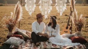 PROMPT-FOTO-AI-Prompt-foto-AIprewedding-tema-bohemian-di-padang-rumput.jpg
