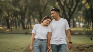PROMPT-FOTO-AI-Prompt-foto-AIprewedding-tema-kasual-outdoor.jpg