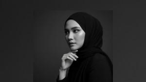 PROMPT-FOTO-AI-Prompt-foto-AIwanita-berhijab-bergaya-hitam-putih.jpg