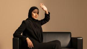 PROMPT-FOTO-AI-Prompt-foto-AIwanita-berhijab-dengan-gaya-elegan-pakai-jas-duduk-di-sofa.jpg