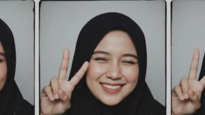 PROMPT-FOTO-AI-Prompt-foto-AIwanita-berhijab-dengan-gaya-unik-di-photobox.jpg