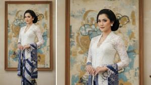 PROMPT-FOTO-AI-Prompt-foto-AIwanita-sendiri-di-studio-memakai-kebaya-batik.jpg