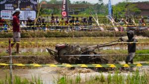 Peserta-memacu-traktor-dalam-perlombaan-balap-traktor-Klaten.jpg