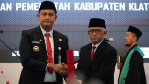Pj-Sekda-Klaten-Jaka-Purwanto-setelah-pelantikan-Hamenang.jpg
