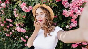 Ramalan-zodiak-besok-Wanita-cantik-yang-berfoto-dengan-bunga.jpg