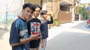 Sahdan-Arya-Maulana-kiri-menunjukkan-jalan-rusak-di-RT-07-RW-08-Koja-Jakarta-Utara.jpg