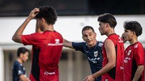 TIMNAS-U23-INDONESIA-Pelatih-Timnas-U23-Indonesia-Gerald-Vanenburg-memberikan-arahan-saat-latihan.jpg