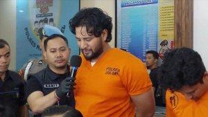 ammar-zoni-menangis-saat-jumpa-pers-setelah-ditangkap-karena-narkoba.jpg