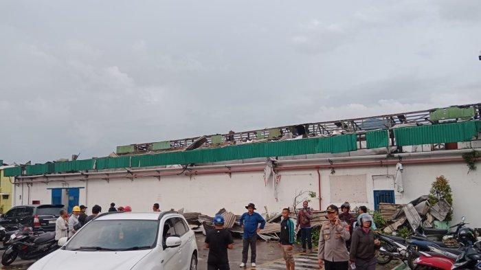 Bangunan-PT-Kwalram-di-Sumedang-hancur-akibat-angin-puting-beliung-Rabu-2122024-sore.jpg