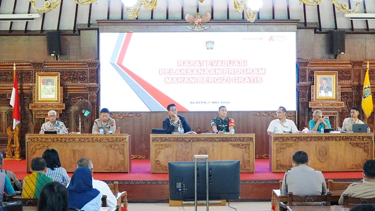 Bupati-Klaten-Hamenang-Wajar-Ismoyo-memimpin-rapat-evaluasi-MBG.jpg