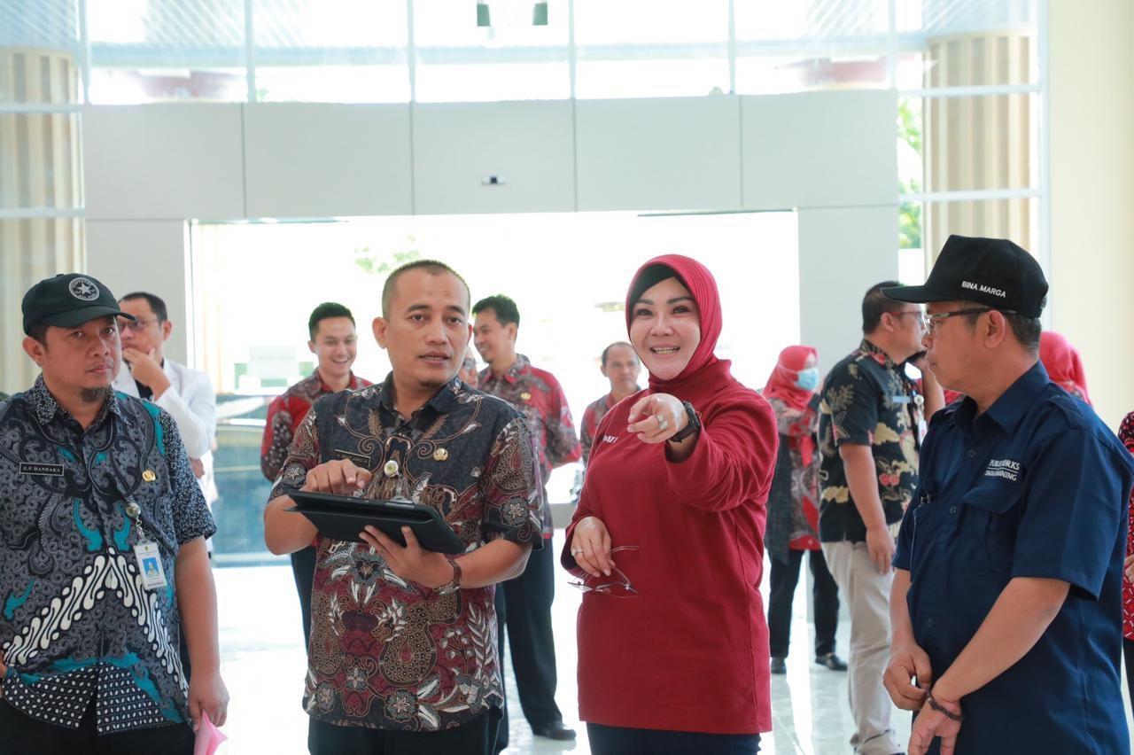 Bupati-Klaten-Sri-Mulyani-mengecek-hasil-pembangunan-RSUD-Bagas-Waras.jpg