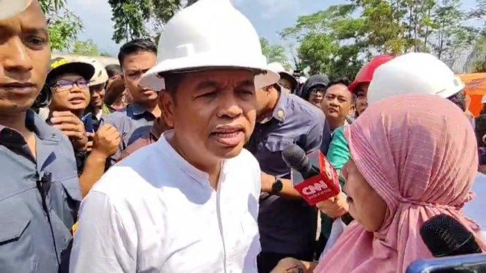 Datangi Longsor Gunung Kuda, Dedi Mulyadi Ogah Dipayungi Emak-emak: Ini Musibah, Bukan Nonton Wayang