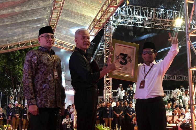 Ganjar-Mahfud-salam-metal-usai-mendapat-nomor-urut-3-di-kantor-KPU-Jakarta.jpg