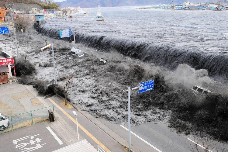 Gelombang-tsunami-menghantam-Kota-Miyako-di-Prefektur-Iwate-setelah-jepang.jpg