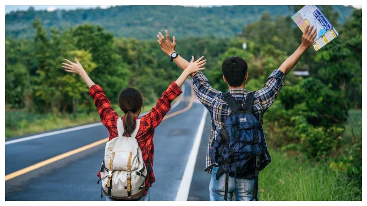 Ilustrasi-dua-orang-yang-sedang-melakukan-perjalanan.jpg