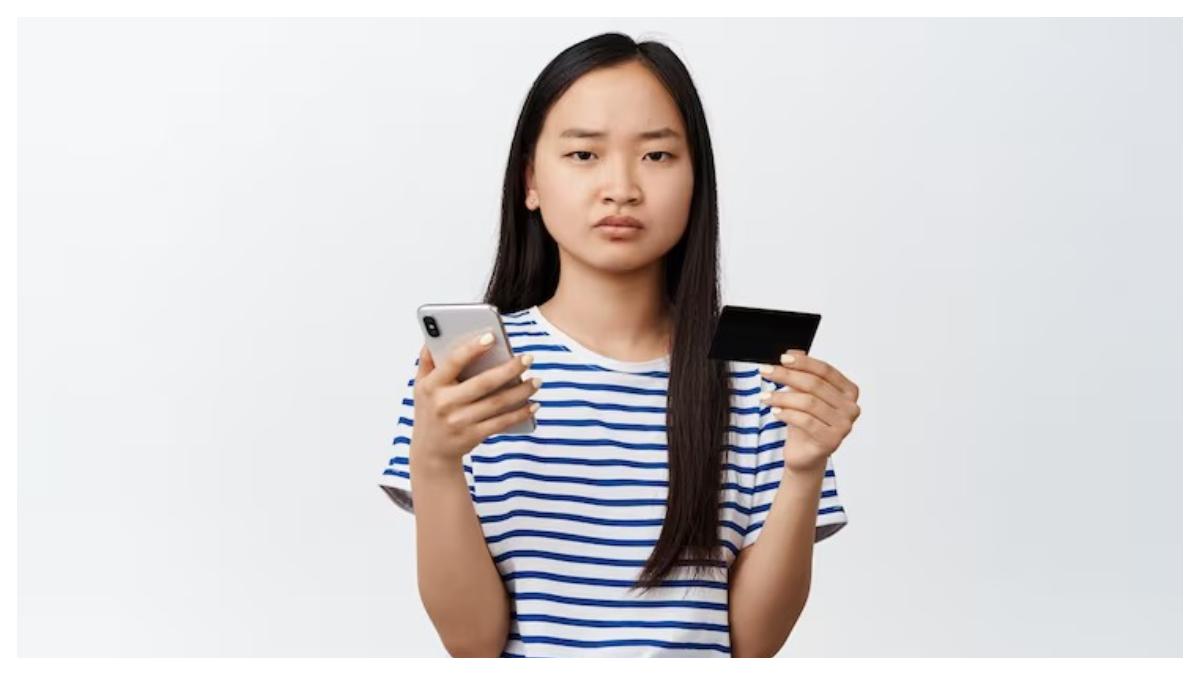 Ilustrasi-seorang-wanita-dengan-wajah-muak-membawa-HP-dan-kartu-atm.jpg