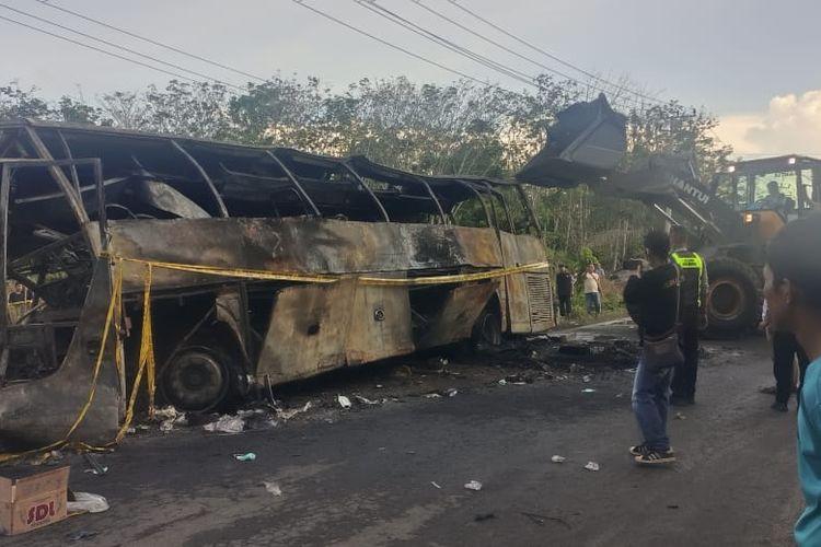 Kondisi-bus-ALS-yang-hangus-menabrak-mobil-truk-tangki-muata-minyak-di-Jalur-Lintas-Sumatera.jpg