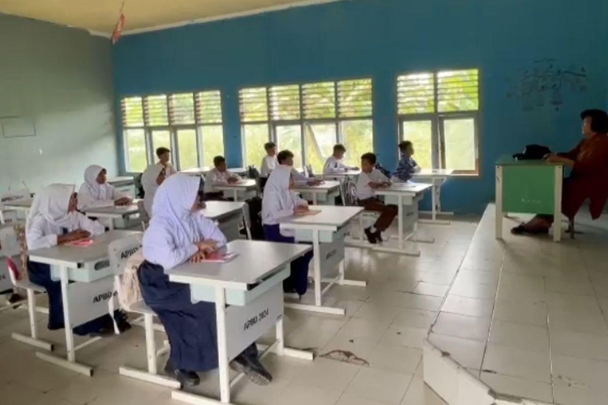 Kunci Jawaban Bahasa Inggris Kelas 7 Halaman 120: Who Cleans the Window?