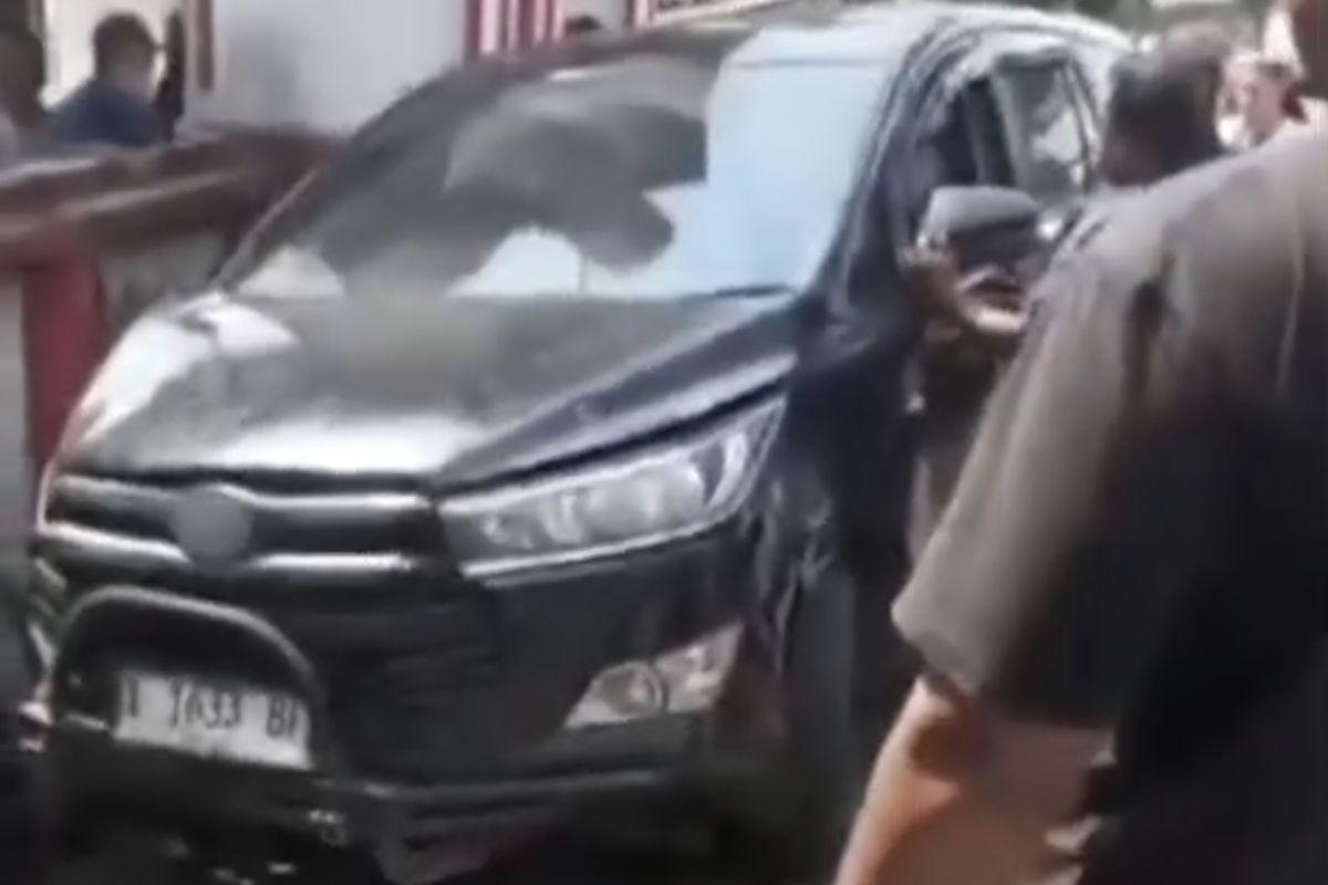 Mobil-yang-dikendarai-Kepala-Dinas-di-Pandeglang-menabrak-kerumunan-siswa-SD-Sukaratu-5.jpg
