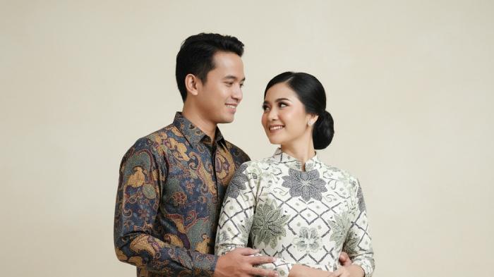 PROMPT-FOTO-AI-Prompt-foto-AIpasangan-di-studio-memakai-batik.jpg