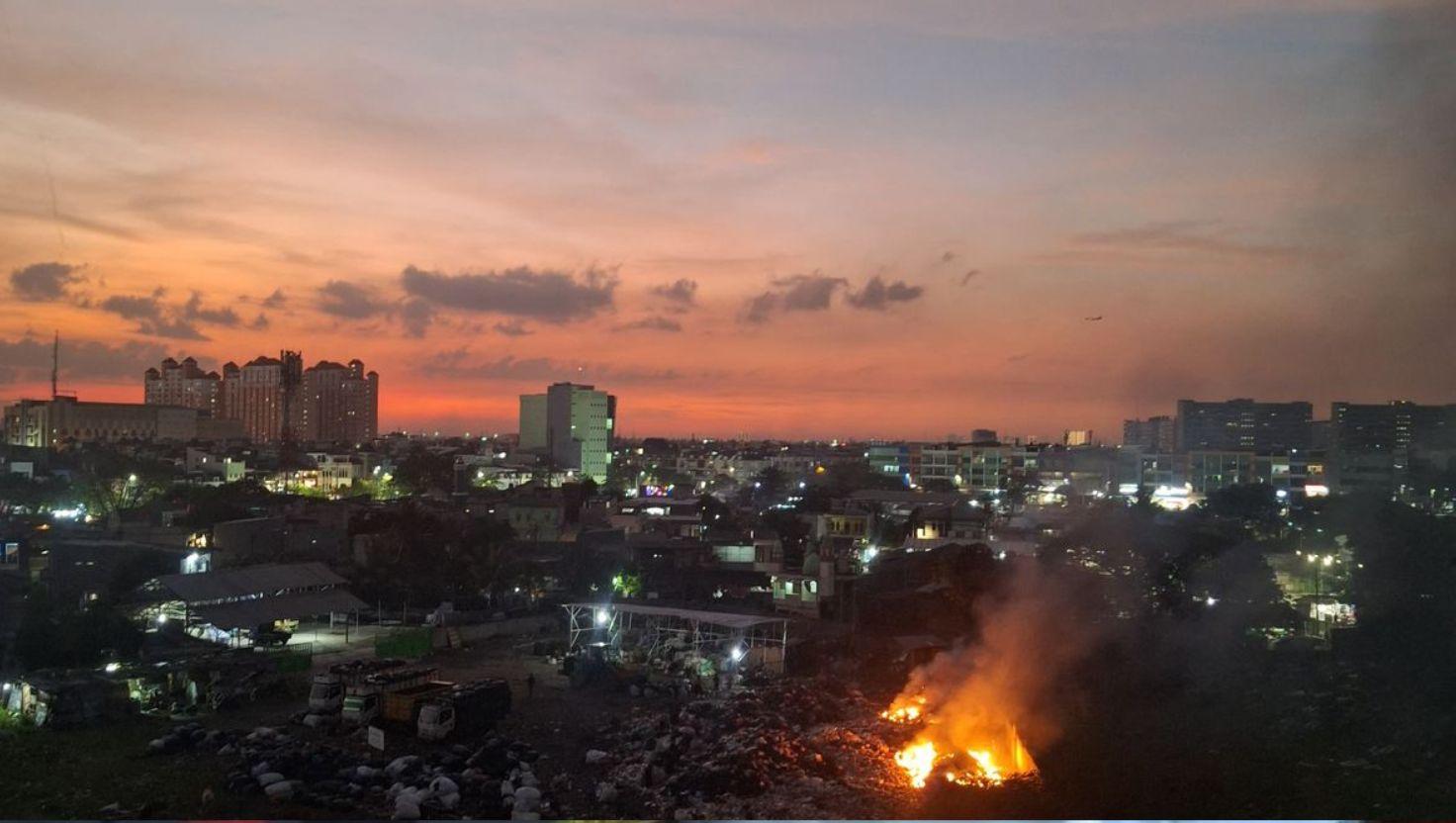 Warga Cengkareng Timur Resah, Video Pembakaran Sampah Ilegal Viral, Ternyata Sudah Enam Tahun