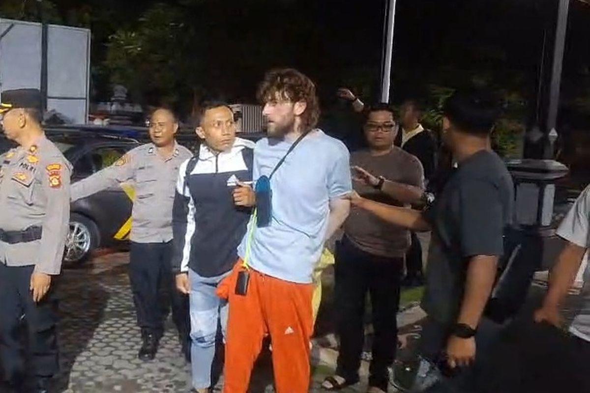 Polisi-mengamankan-WNA-Inggris-berinisial-AM-29-yang-diduga-menusuk-pegawai-hotel.jpg