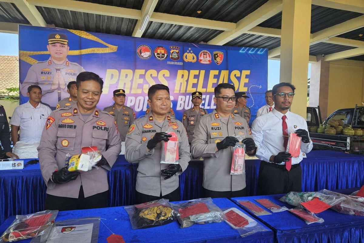 Polisi-menunjukkan-barang-bukti-uang-palsu-yang-diamankan-dari-seorang-pria-berinisial-MGRH-22.jpg