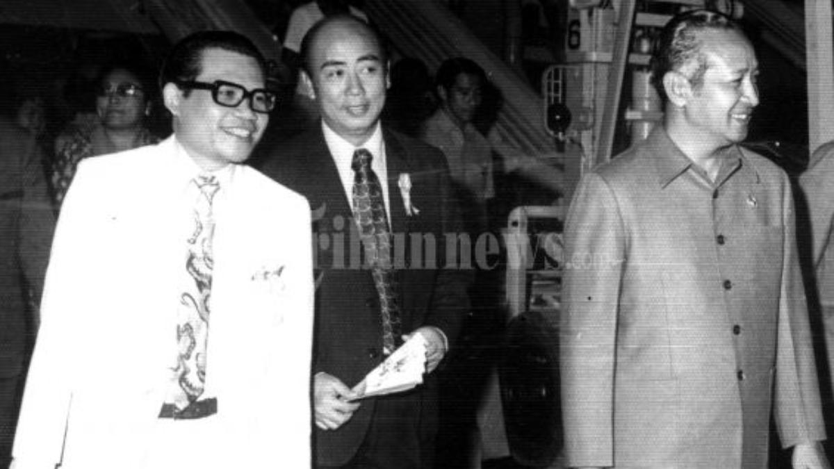 Soedono-Salim-alias-Liem-Sioe-Liong-tengah-bersama-Soeharto.jpg