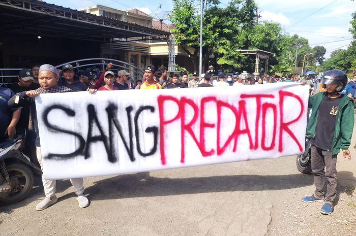 Warga-demonstrasi-di-sebuah-pondok-pesantren-di-Kecamatan-Tlogowungu-Kabupaten-Pati.jpg