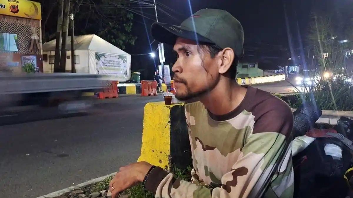 Tak Punya Ongkos Bus, Penjual Cilok Ini Pulang Jalan Kaki dari Bandung ke Ciamis