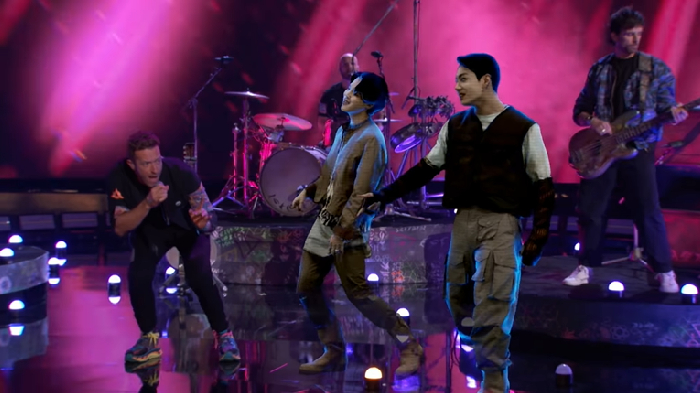 bts-tampil-bersama-coldplay-membawakan-lagu-my-universe-di-the-voice-melalui-hologram-2.jpg