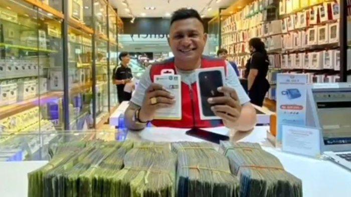 VIRAL Juru Parkir di Makassar Beli iPhone, Bawa 1 Kresek Uang Pecahan Rp 2 Ribu, Nabung Berapa Lama?