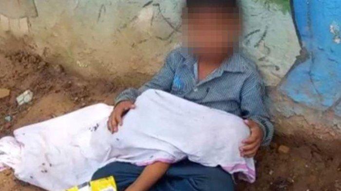 KASIHAN Bocah Pangku Mayat Adik di Pinggir Jalan, Nangis Pilu Sendirian, Ayah Berjuang Cari Bantuan