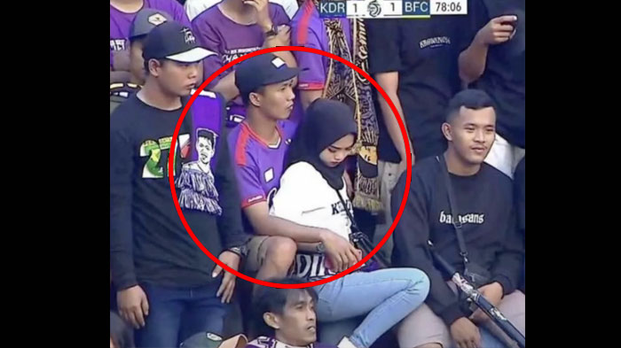 wanita-kepergok-selingkuh-gara-gara-terekam-dalam-siaran-langsung-sepak-bola.jpg